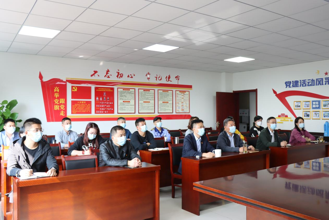 集中观看二十大开幕式图二.png